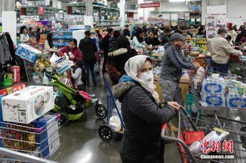 当地时间3月13日，位于美国纽约皇后区的一家大型超市，民众排队购买物资。? 中新网 图